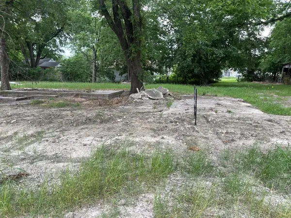 130 S Manson Street, Wolfe City, TX 75496