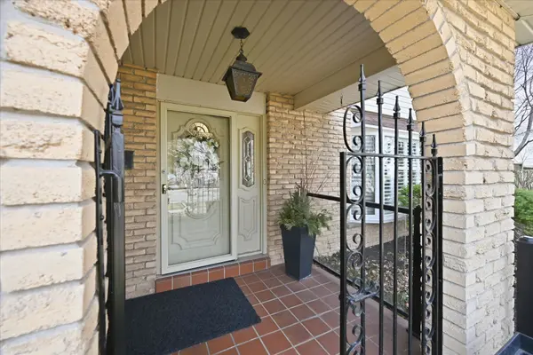 2192 Ireland DR, Burlington, ON L7P 3G1