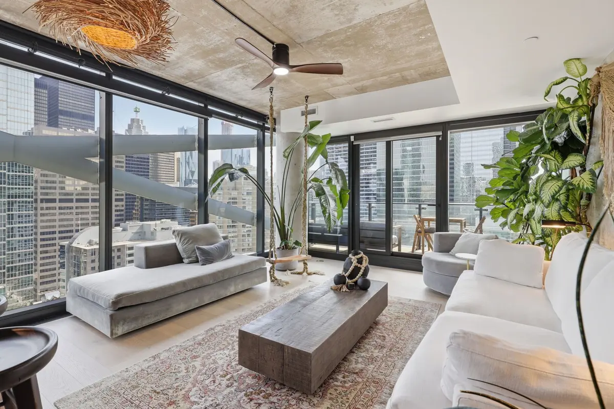 224 King ST W #1904, Toronto C01, ON M5H 0A6