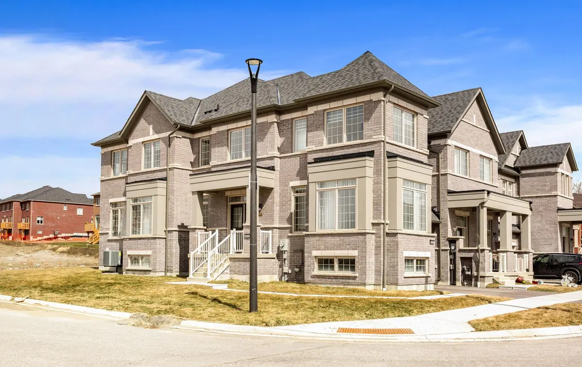 988 Grosbeak TRL, Pickering, ON L1X 0P6