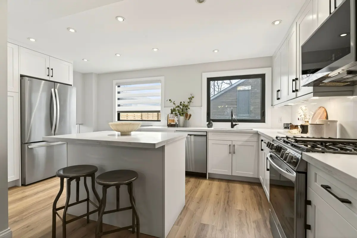 381 Elizabeth ST, Grimsby, ON L3M 3K6