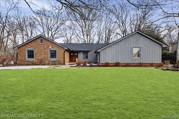 5688 Tequesta CT, West Bloomfield Charter Township, MI 48323