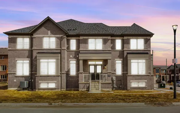 988 Grosbeak TRL, Pickering, ON L1X 0P6