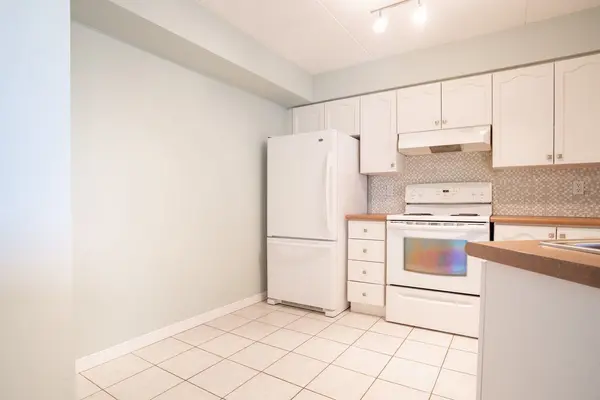 3499 Upper Middle RD #214, Burlington, ON L7M 4M7