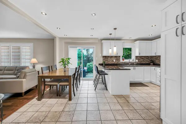 2371 Pathfinder DR, Burlington, ON L7L 6N8