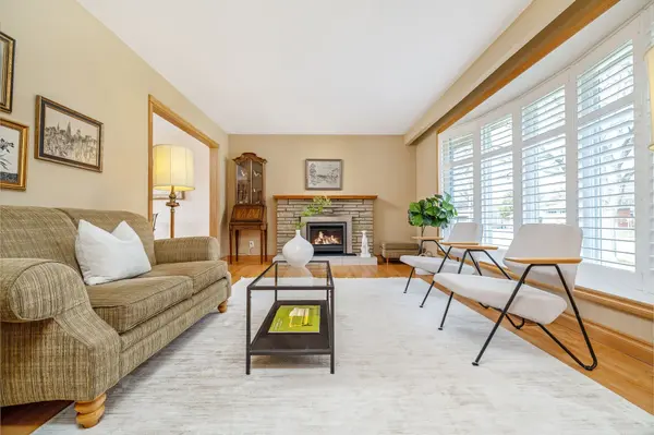 224 White Pines DR, Burlington, ON L7L 4E7