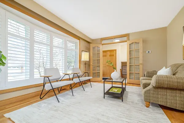 224 White Pines DR, Burlington, ON L7L 4E7