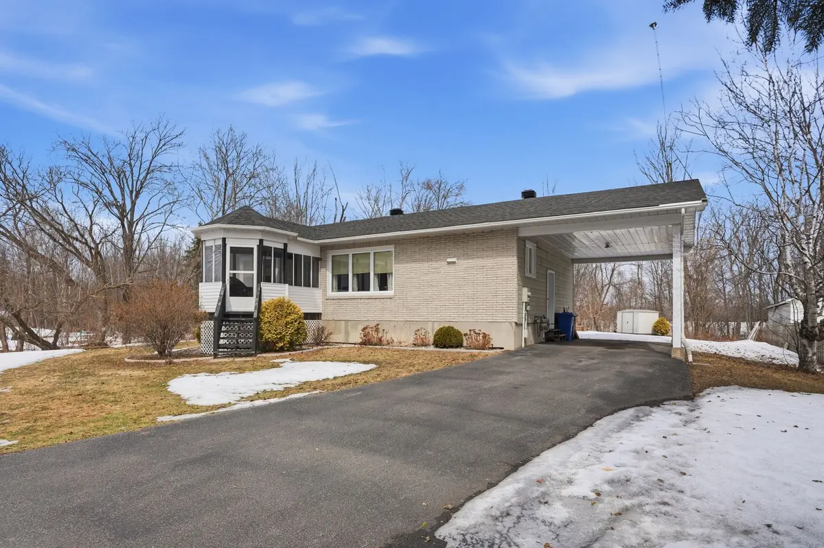 2011 Sandy Hill RD, Champlain, ON K0B 1K0