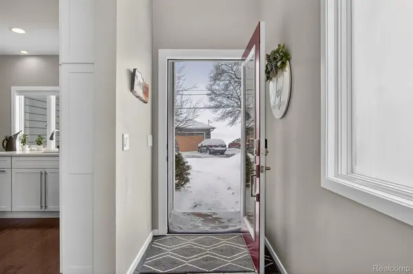 6780 Desmond RD, Waterford Charter Township, MI 48329