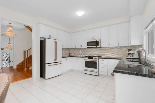 34 Valleo ST, Georgina, ON L4P 0K1