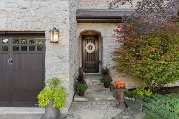 12 Elliott AVE, Toronto W08, ON M8X 2P8