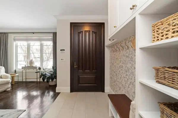 12 Elliott AVE, Toronto W08, ON M8X 2P8