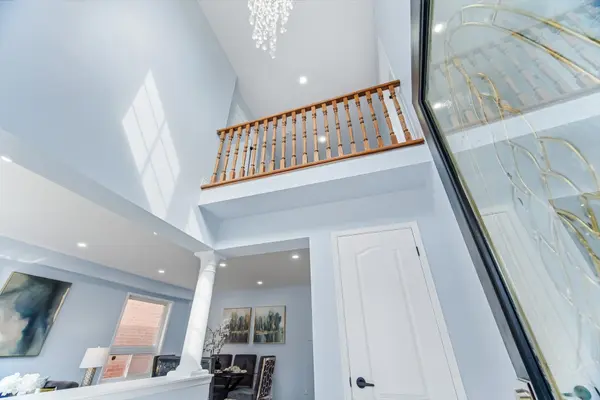 15 Heatherdale DR, Brampton, ON L7A 2H6