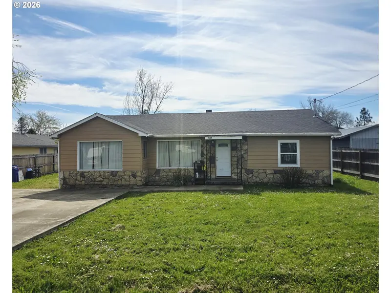 2137 CASTLE AVE, Roseburg, OR 97471
