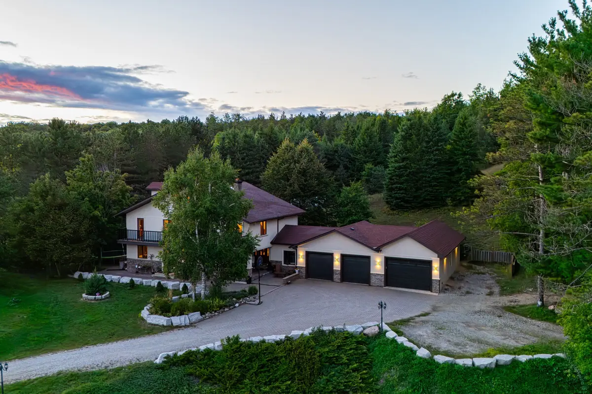 428239 25th Side RD, Mono, ON L9V 1G1