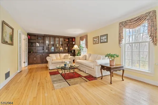 3 Beaver Brook Dr, Washington Twp., NJ 07853