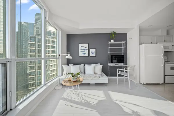 208 Queens Quay W #3313, Toronto C01, ON M5J 2Y5