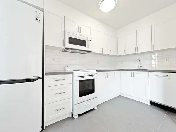 396 Avenue RD #320, Toronto C02, ON M4V 2H5