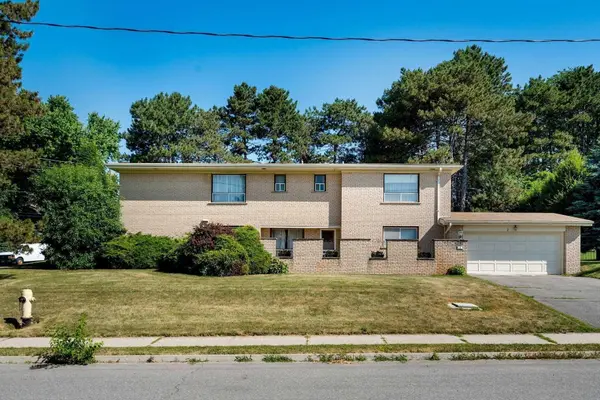 2 Royal Oak DR, Toronto C12, ON M3C 2M2