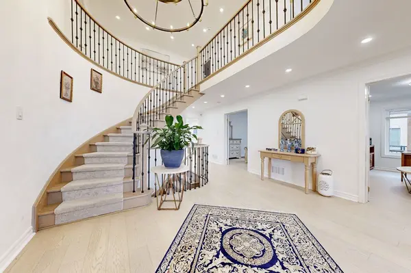 870 Robellino CT, Newmarket, ON L3X 1L5