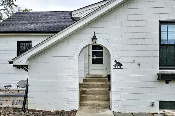 93 Oakdale BLVD, Pleasant Ridge, MI 48069