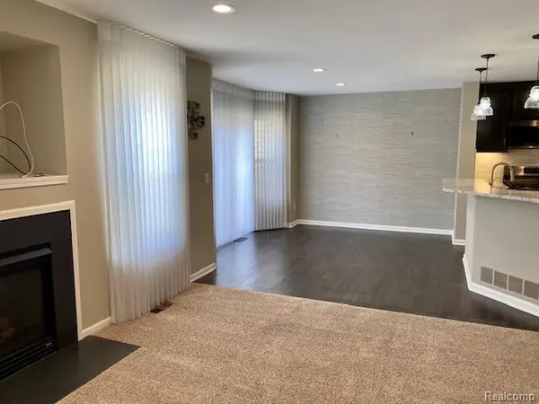 1395 Waverly DR, White Lake Charter Township, MI 48386