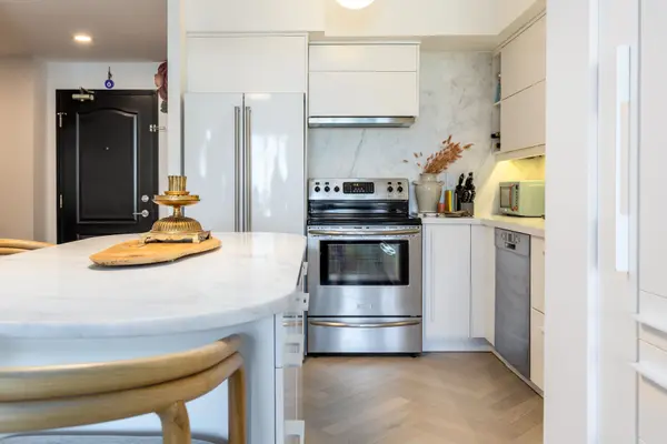 20 Collier ST #801, Toronto C09, ON M4N 3Y4