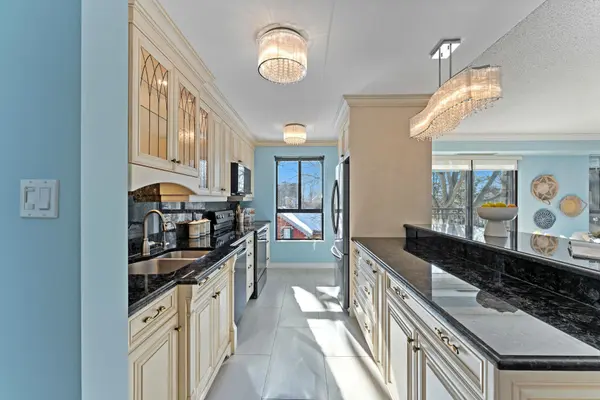 15390 Yonge ST #PH 1, Aurora, ON L4G 1N8