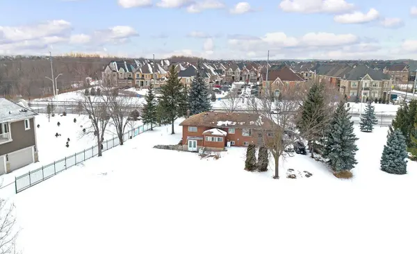 3821 Countryside DR, Brampton, ON L6P 0T5