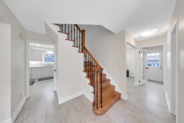 22 MADELAINE CRES, Brampton, ON L6S 2Y9