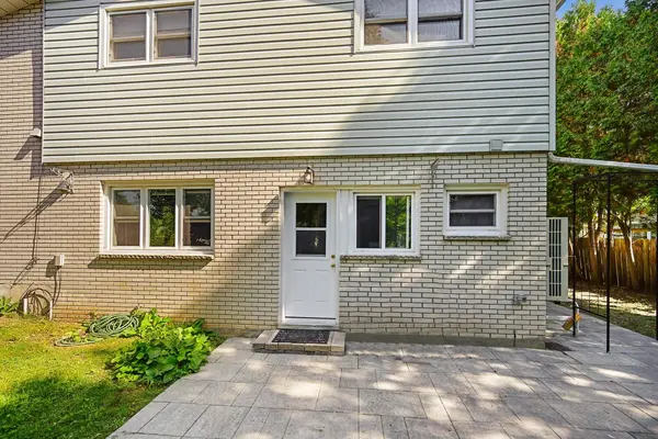 6 Maplewood CIR, Brockville, ON K6V 1N4