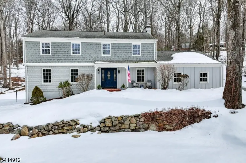 76 E Lake Rd, Kinnelon Boro, NJ 07405