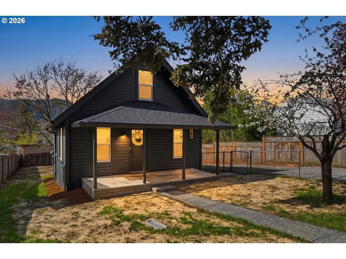 109 W JEFFERSON ST, Bingen, WA 98605