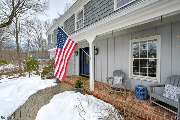 76 E Lake Rd, Kinnelon Boro, NJ 07405