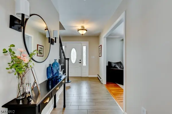 76 E Lake Rd, Kinnelon Boro, NJ 07405