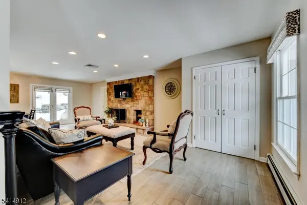 76 E Lake Rd, Kinnelon Boro, NJ 07405