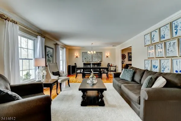 76 E Lake Rd, Kinnelon Boro, NJ 07405