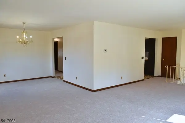 297 Fencsak Ave, Elmwood Park Boro, NJ 07407