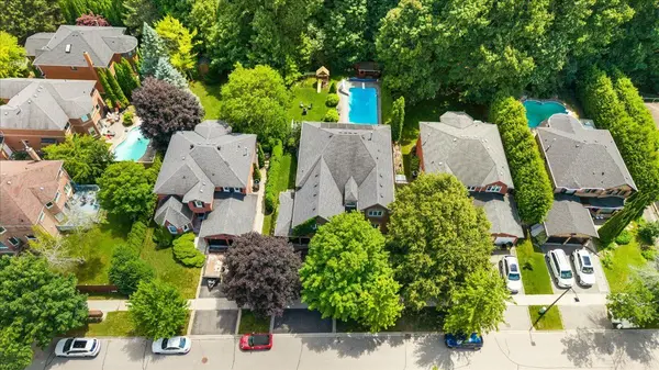 86 Charing CRES, Aurora, ON L4G 6P5