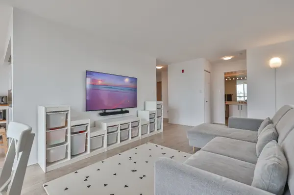 22 Southport ST #828, Toronto W01, ON M6S 4Y9