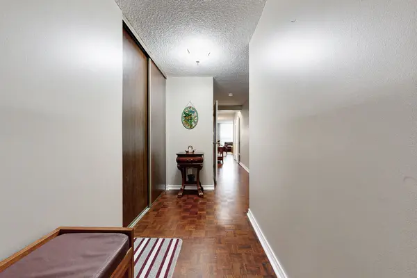 1535 Lakeshore RD E #201, Mississauga, ON L5E 3E2