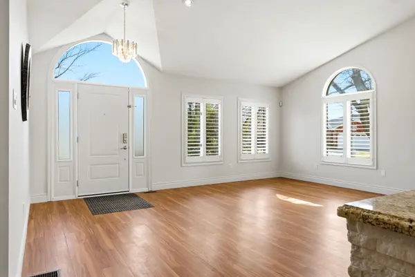 1 Daffodil CT, Brantford, ON N3R 7T1