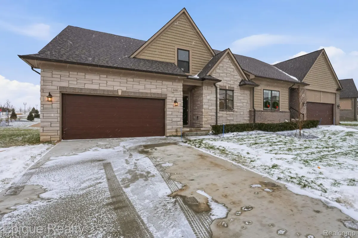 600 Cornerstone DR, Oxford Charter Township, MI 48371