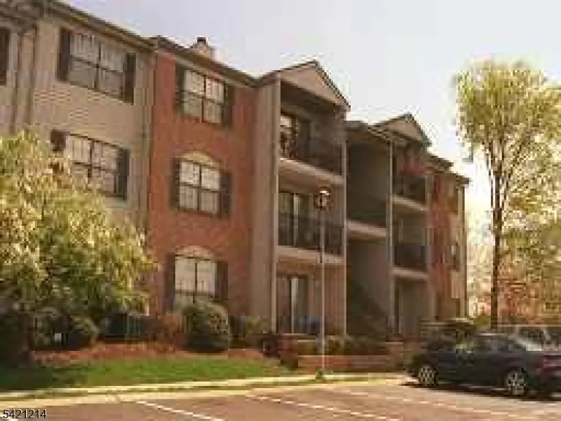 17 Fisher Dr, Franklin Twp., NJ 08823