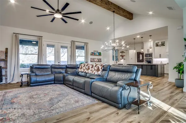 112 Wooded Acres Drive, Mineral Wells, TX 76067