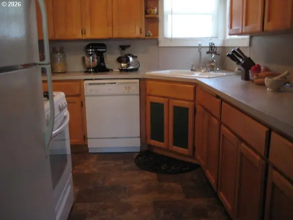 273 CREST DR, Myrtle Creek, OR 97457