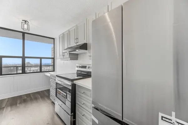 21 KNIGHTSBRIDGE RD #1507, Brampton, ON L6T 3Y1