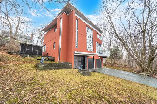 186 Wyndham ST, Mississauga, ON L5M 1N5