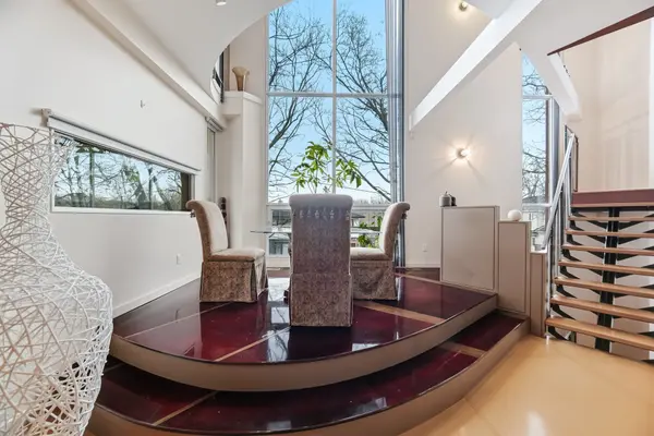 186 Wyndham ST, Mississauga, ON L5M 1N5