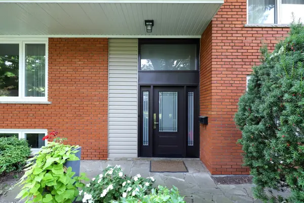 3338 Enniskillen CIR, Mississauga, ON L5C 2M8